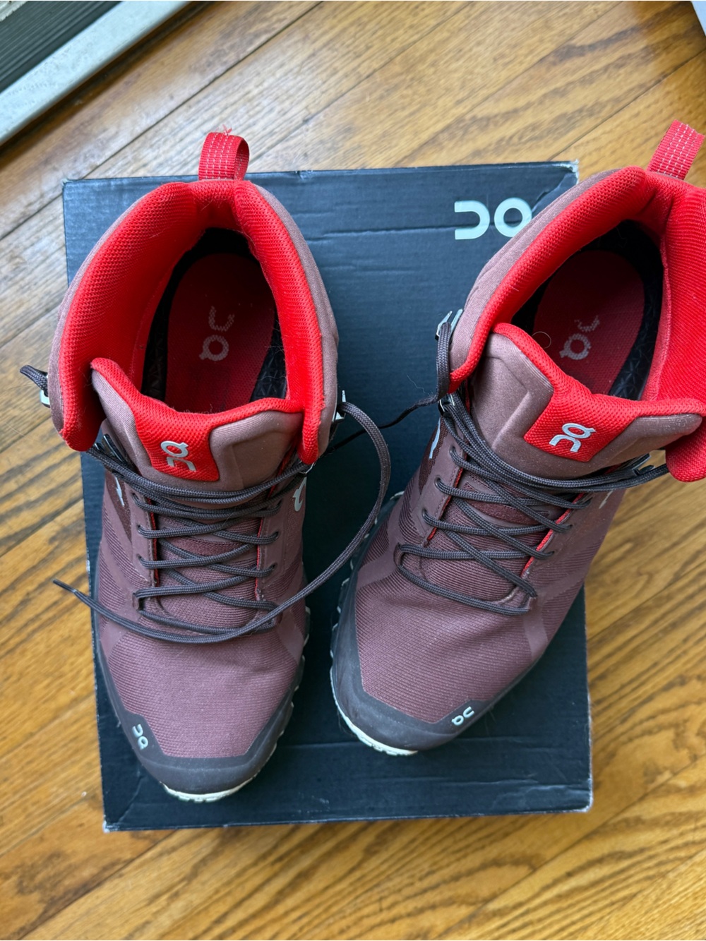 On Cloud maroon and red hiking boots - Picture 2 of 5